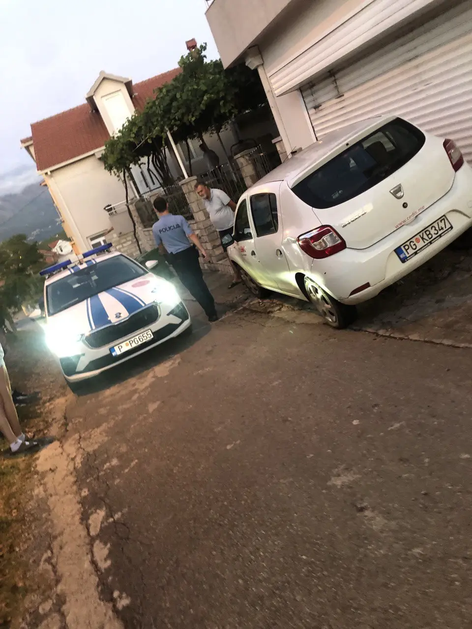 Petit accident automobile du dimanche soir. Au Monténégro, les assurances internationales ne sont pas prises en charge. Tu n’as pas de malus, mais uniquement une amende de 100 € lorsque tu es en tort.